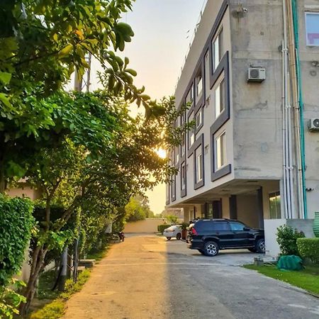Furnished One-Bedroom Apartment For Rent Lahore Extérieur photo